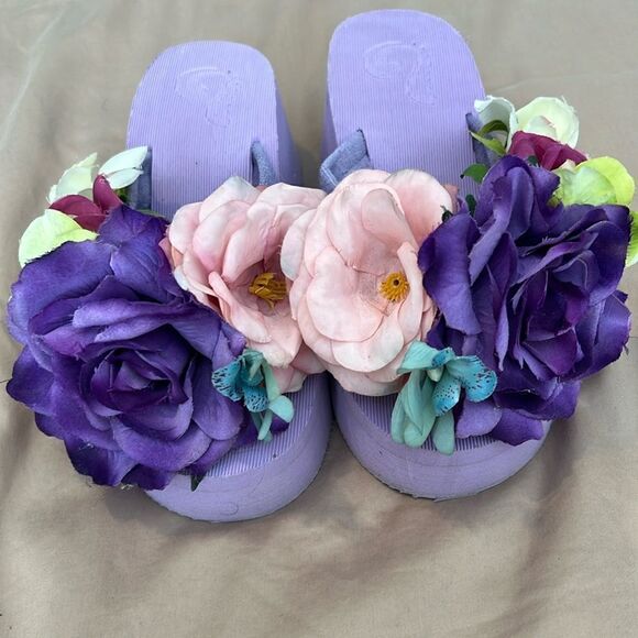Make a statement with these adorable flower adorned wedge sz6 flip flops EUC - Picture 2 of 14